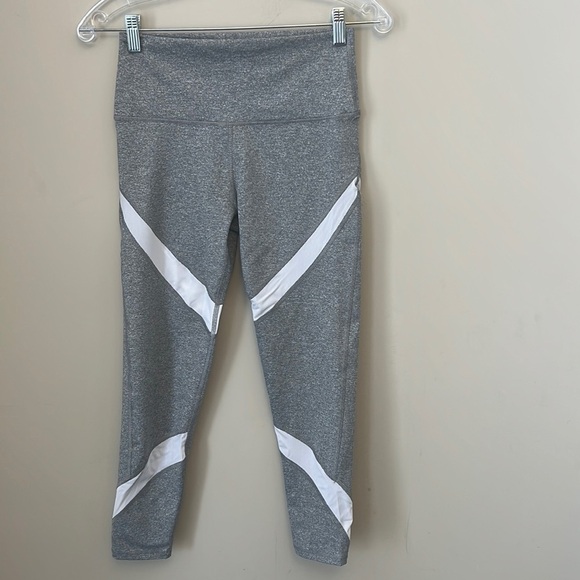 Aerie Grey High Waisted Yoga Pants/ Leggings Size M - Picture 1 of 10